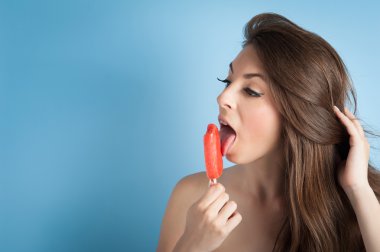 mooi meisje eten van ijs
