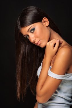 Güzel esmer kadın yoğun yakın çekim portre siyah arka