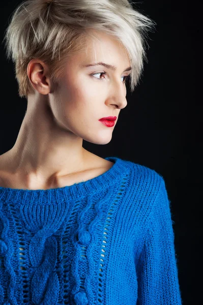Vertrouwen meisje portret met blauwe trui — Stockfoto