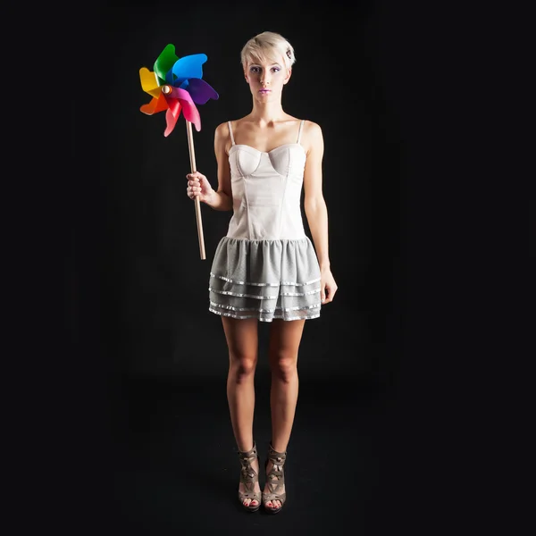 風車のある若い女性の肖像画 — ストック写真
