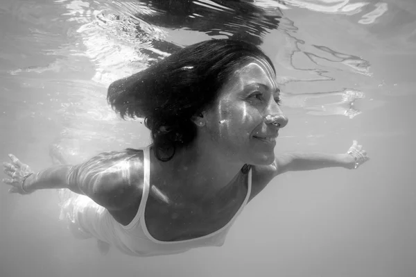 Frauenporträt unter Wasser — Stockfoto