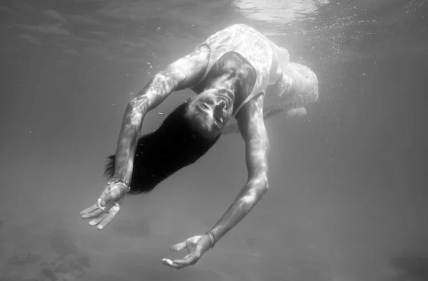 水中の女性の肖像画 — ストック写真