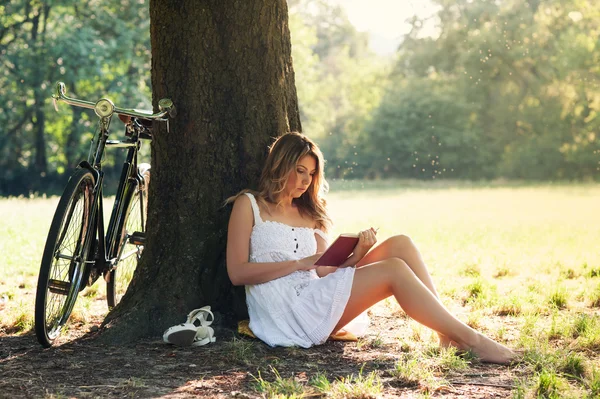 Hermoso retrato de mujer joven leyendo un libro — Foto de Stock