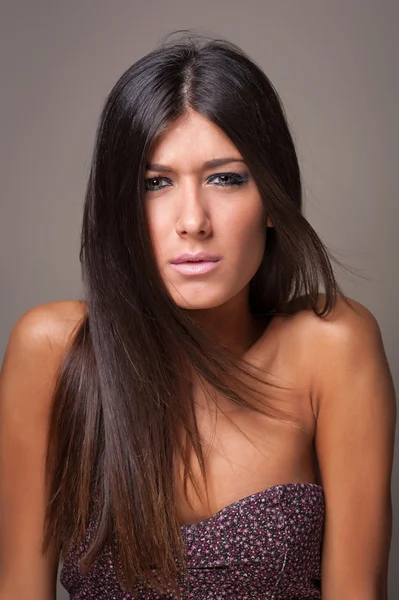 Brunette vrouw portret met triest expressie. — Stockfoto