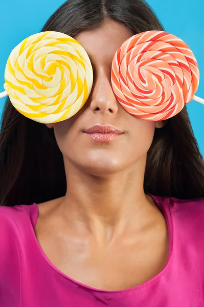 Young beautiful woman with lollipop. — Stock Photo, Image