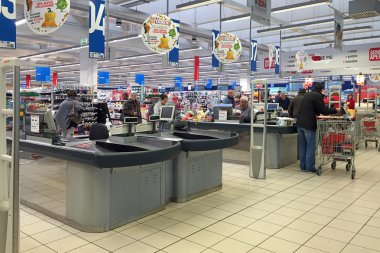 Coop süpermarket içinde insanlar sırasına