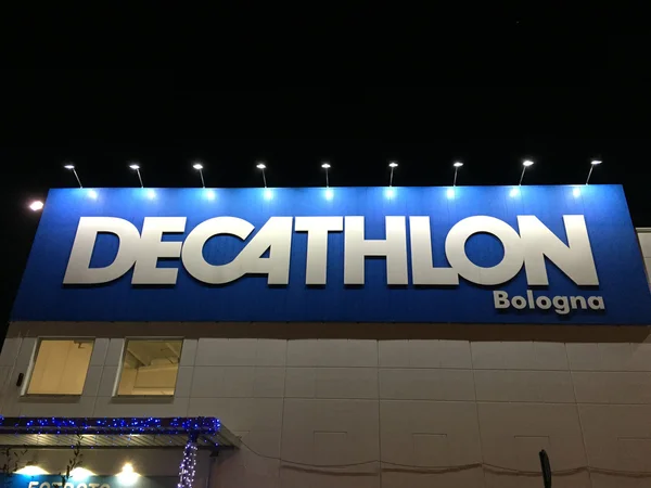 Insignia de la tienda de deporte Decathlon. — Foto de Stock