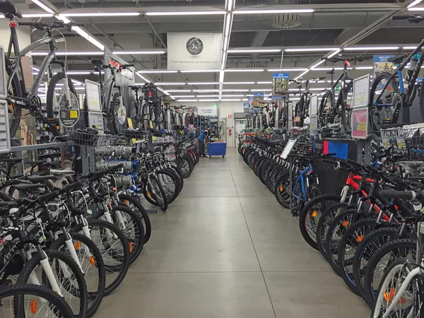 Ποδήλατα μέσα κατάστημα αθλητισμού δέκαθλο — Φωτογραφία Αρχείου