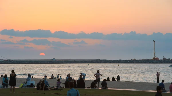 คนที่พักผ่อนบนชายหาด — ภาพถ่ายสต็อก