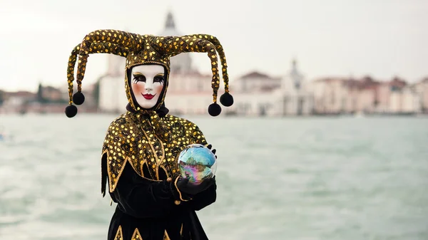 Woman in mask at St. George island — Stock Photo, Image