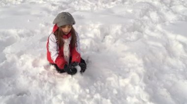 Karda oynayan genç kız