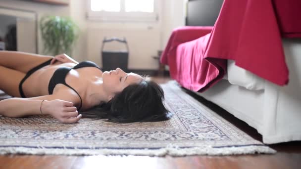 床に敷設の官能的な女 — ストック動画