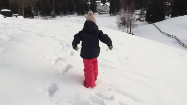 Ung flicka körs på snö — Stockvideo