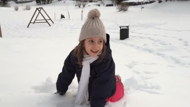 Chica joven jugando en la nieve — Vídeos de Stock