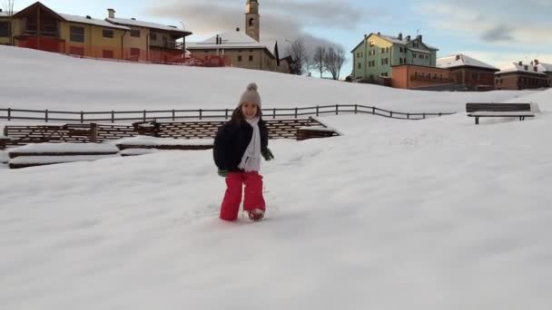 Menina jovem correndo na neve — Vídeo de Stock