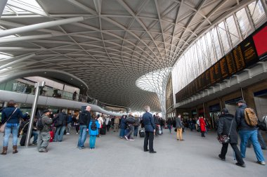 King's Cross tren istasyonu içinde insanlar