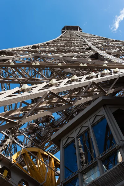 埃菲尔铁塔和电梯的细节 — 图库照片