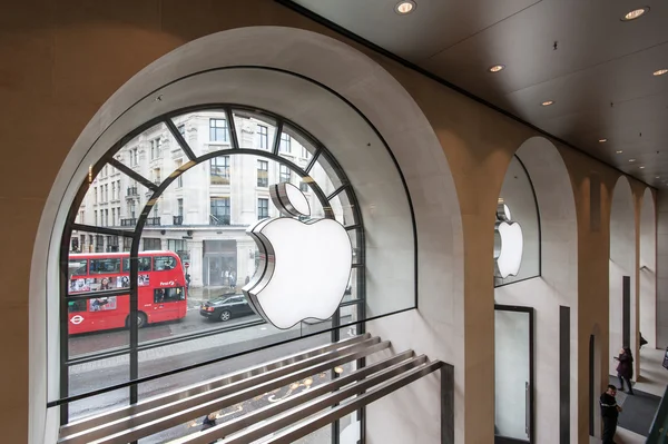 Window of Apple Store — Stock Photo, Image