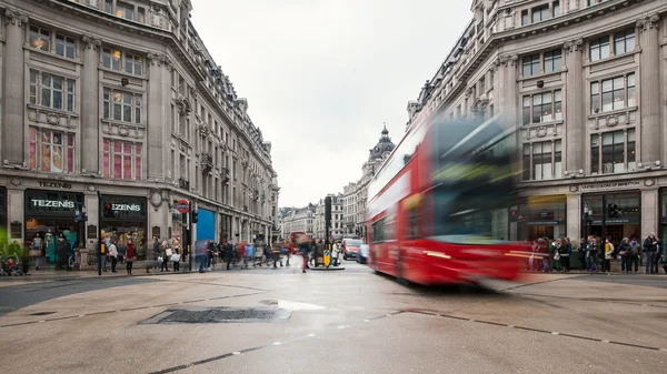 Double decker bus in Crossroad between — Stock Photo, Image