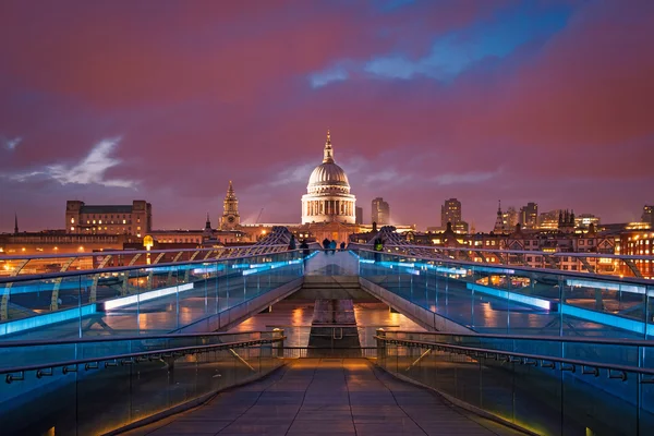 Människor gå över Millennium bridge — Stockfoto