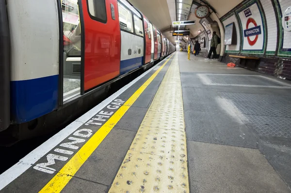 Emot Gap skylten i Kennington Station — Stockfoto