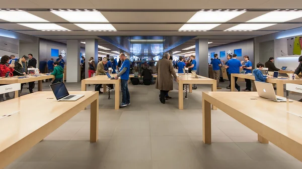 Pessoas que visitam a Apple Store — Fotografia de Stock