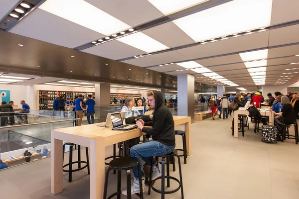 Pessoas que visitam a Apple Store — Fotografia de Stock