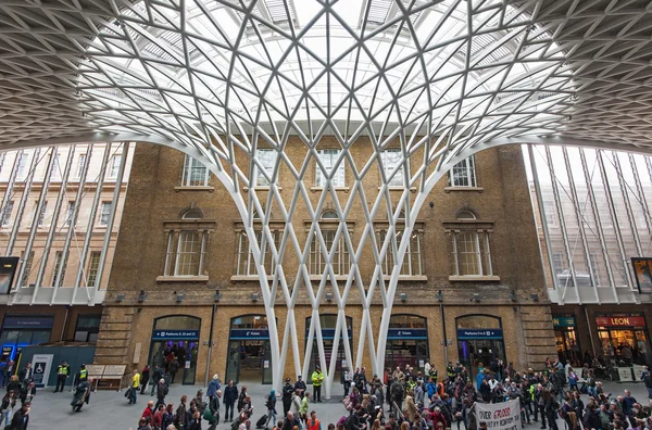 People inside King's Cross railway station — Stock Photo, Image