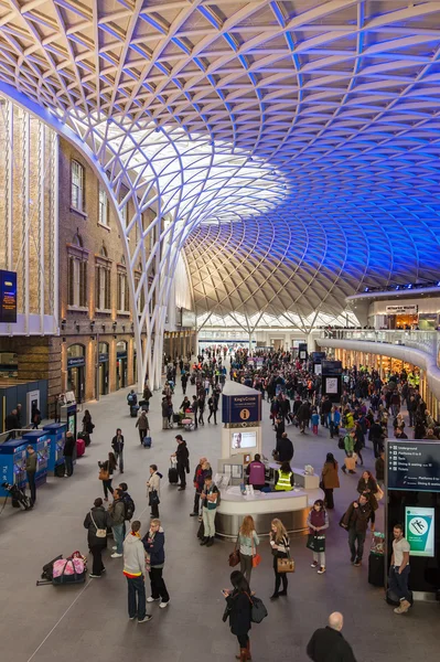 Gente dentro de la estación de King 's Cross —  Fotos de Stock