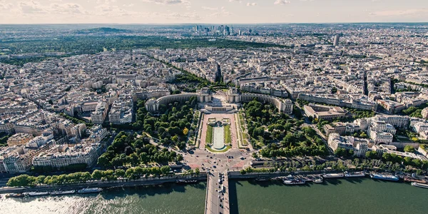 Eiffel Tower modern binalar — Stok fotoğraf