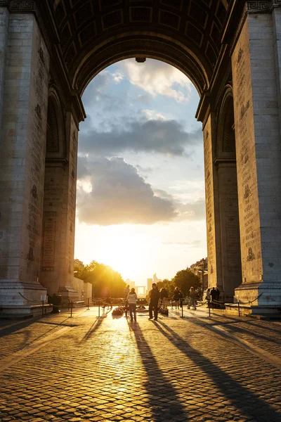 Arco del Triunfo sobre los Campos Elíseos — Foto de Stock