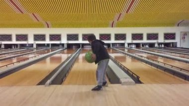 Bowling oynayan genç çocuk