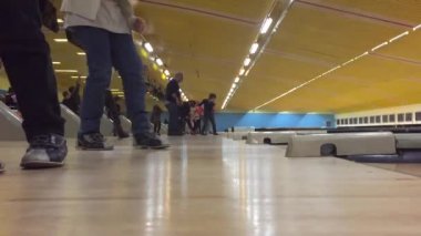 Çocuklar eğleniyor bowling salonu
