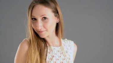 Gülümseyen kadın portresi