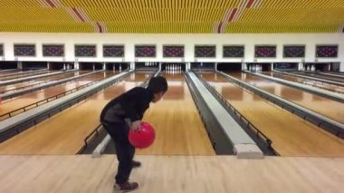 Çocuk aşağı bowling topu atma