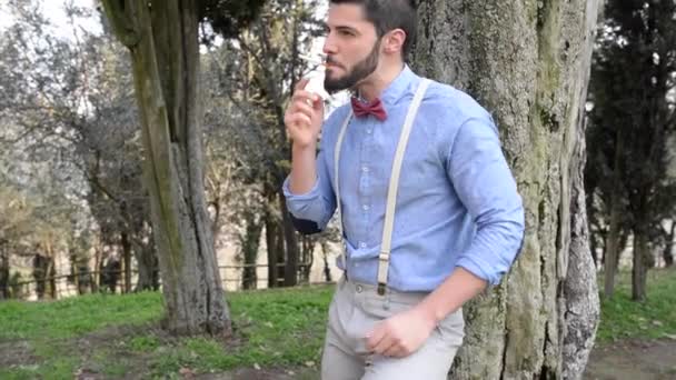 Homme relaxant fumant une cigarette — Video