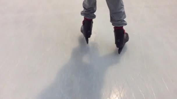 Enfant pratiquant le patinage sur glace — Video