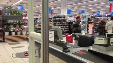 Coop süpermarket içinde insanlar sırasına