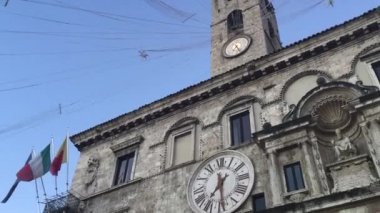 Kule saati ile eski bina