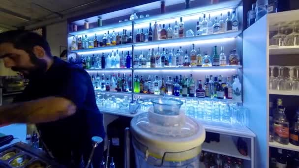 意大利博洛尼亚 2014 时间流逝的是塔酒吧里 Budrio 博洛尼亚 意大利人 这是在 Budrio 中最著名的酒吧和小男孩来自各地市于其缔约方 — 图库视频影像