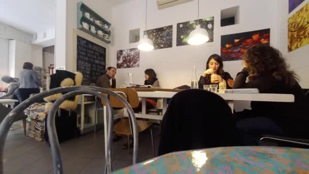 Άνθρωποι με το γεύμα σε εστιατόριο Fram — Αρχείο Βίντεο