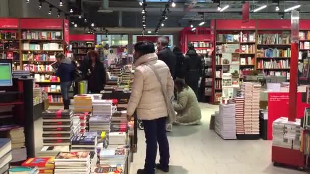 Gente caminando dentro de la librería Coop Supermarket — Vídeo de stock