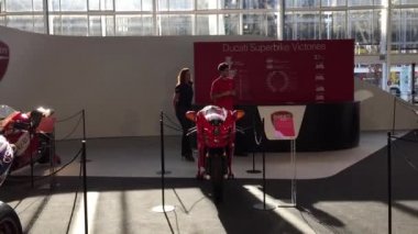 İnsanlar Motor Show Ducati Kasrı ziyaret