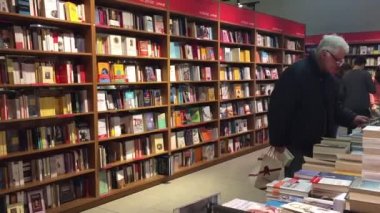 Coop süpermarket kitabevi içinde yürüyen insanlar