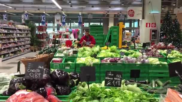 Trabalhador preparando legumes dentro do supermercado Coop — Vídeo de Stock