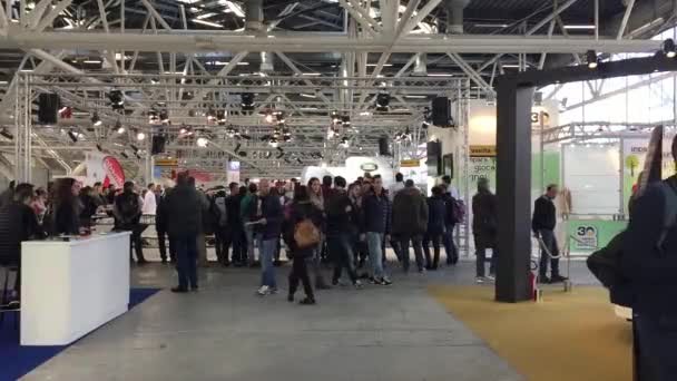 Personnes visitant le pavillon Land Rover Motor Show — Video