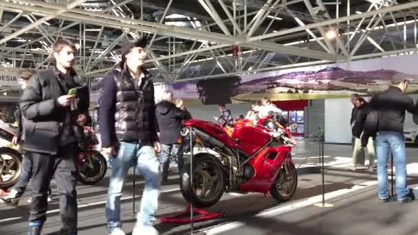 Besucher besuchen Ducati-Pavillon — Stockvideo