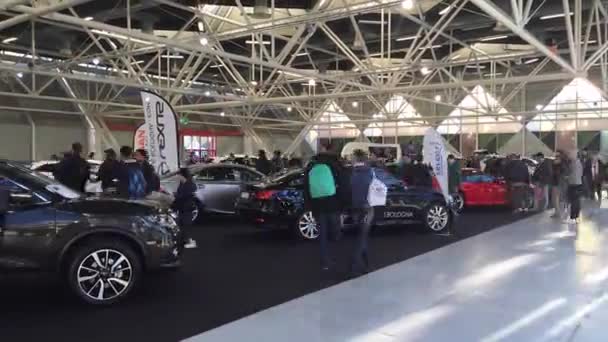 Pessoas visitando Motor Show Honda pavillion — Vídeo de Stock