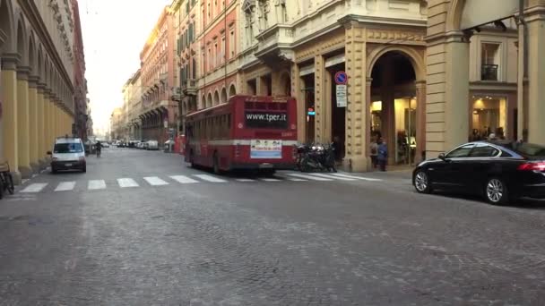 Traffic in via Indipendenza — Stock Video