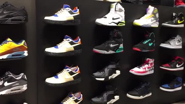 Exposição de sapatos de desporto Nike — Vídeo de Stock